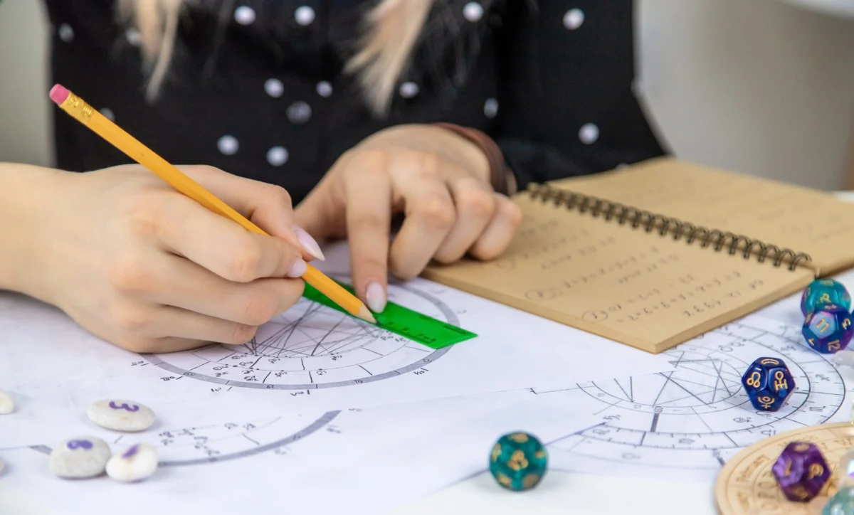 Důležitou roli hraje v seriálu astrologie. Zdroj: Shutterstock | TVGURU.cz Ruce kreslící zvěrokruh