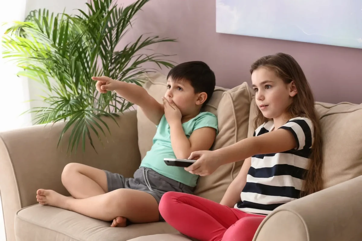 shutterstock_1307685700 1 | TVGURU.cz děti na gauči koukají na tv