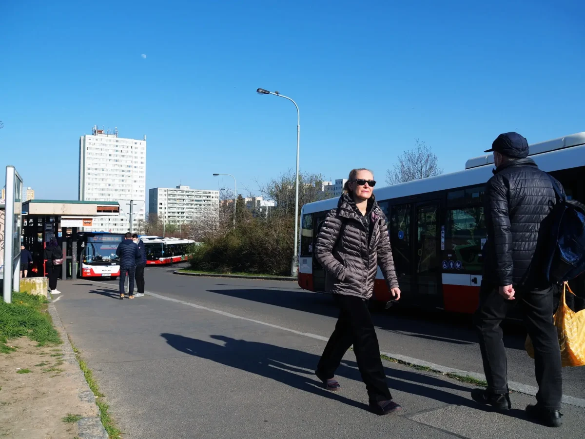 shutterstock_1964171086 1 | TVGURU.cz žena na zastávce autobusu
