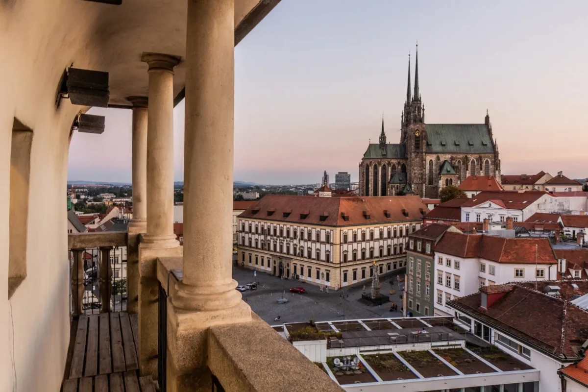Četnická pátrací stanice se nacházela v Brně. Zdroj: Shutterstock | TVGURU.cz Výhled na brněnské náměstí