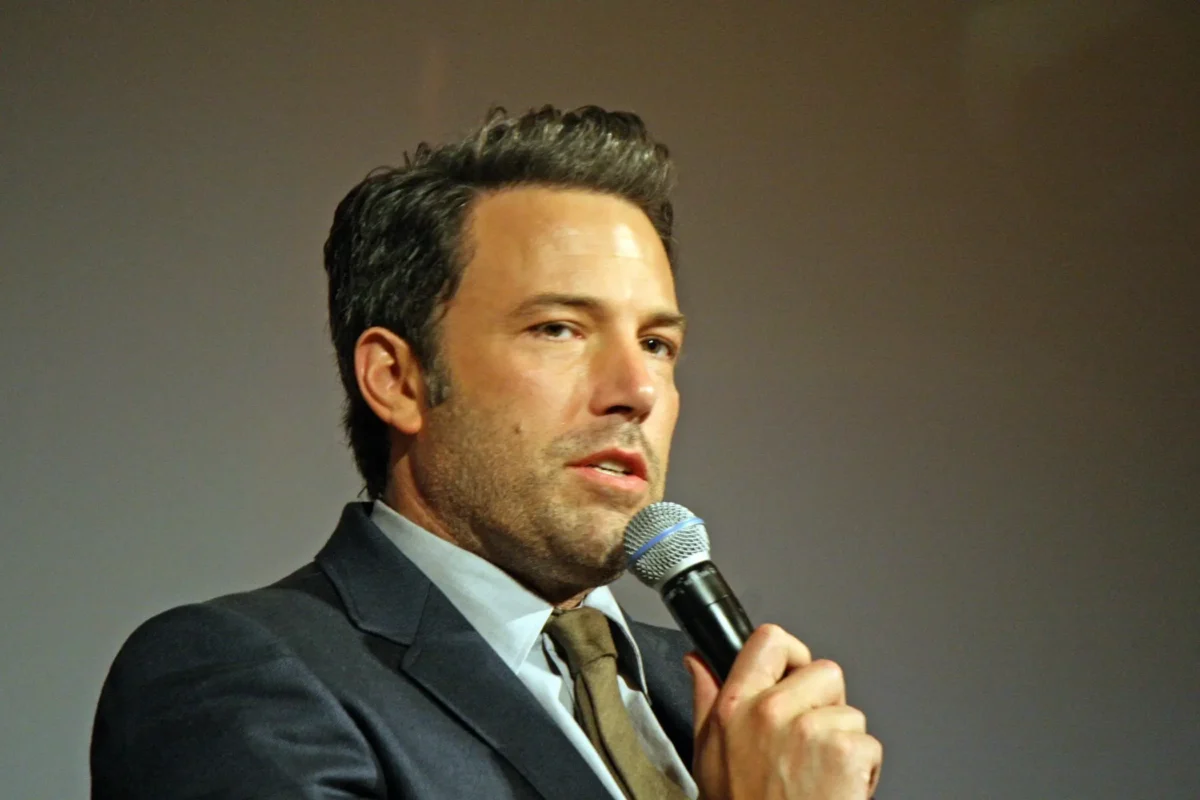 Ben Affleck se objeví v novince Netflixu. Zdroj: Shutterstock | TVGURU.cz Herec Ben Affleck s mikrofonem