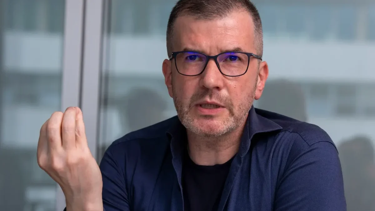 Jakub Železný gestikuluje.