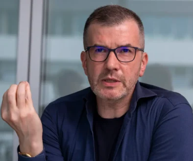 Jakub Železný gestikuluje.