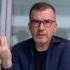 Jakub Železný gestikuluje.