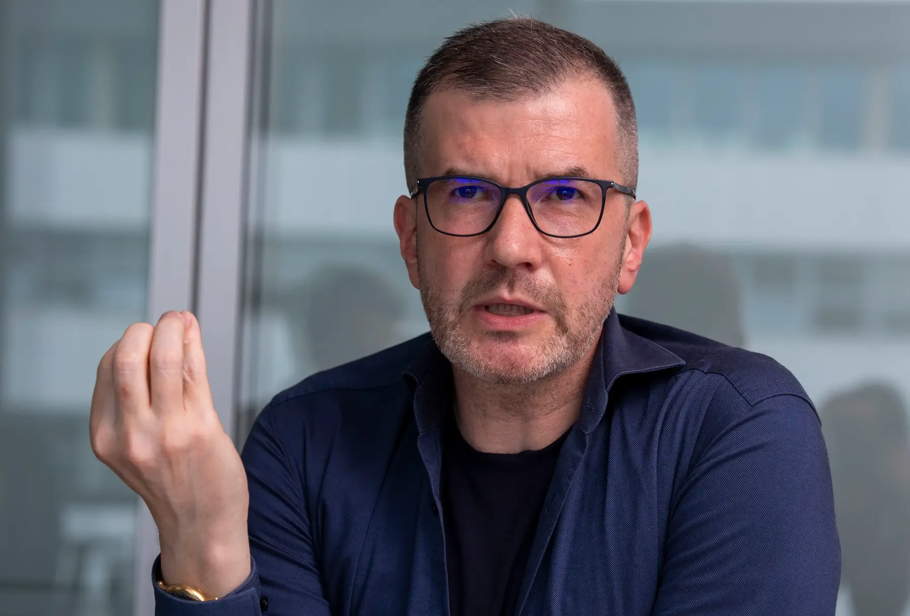 Jakub Železný gestikuluje.