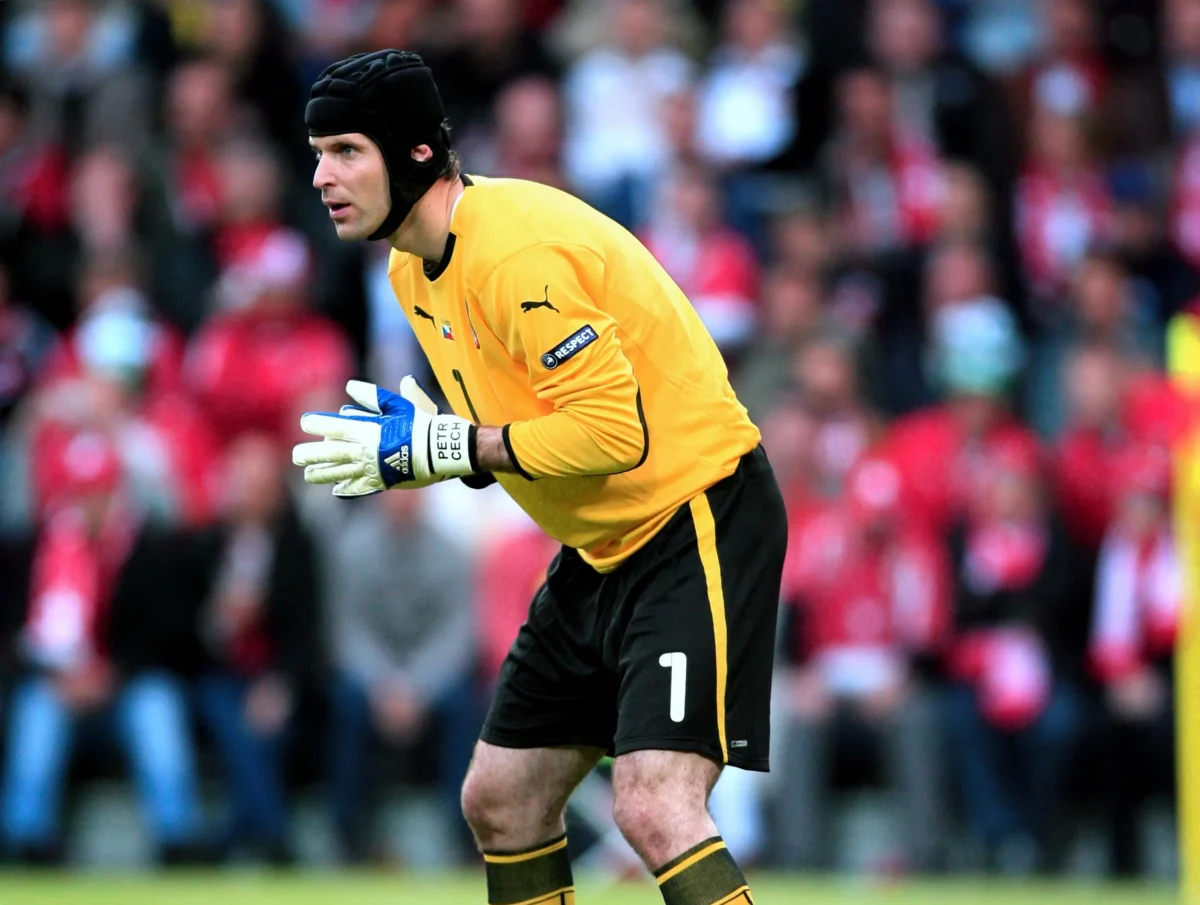 Petr Čech chytá na hřišti.