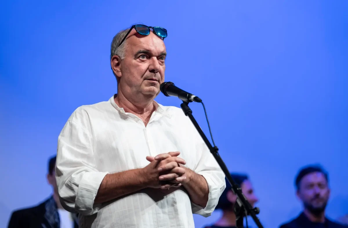 Ondřej Trojan se na záznam z konkurzu díval několikrát. Zdroj: Shutterstock | TVGURU.cz Muž u mikrofonu v bílé košili