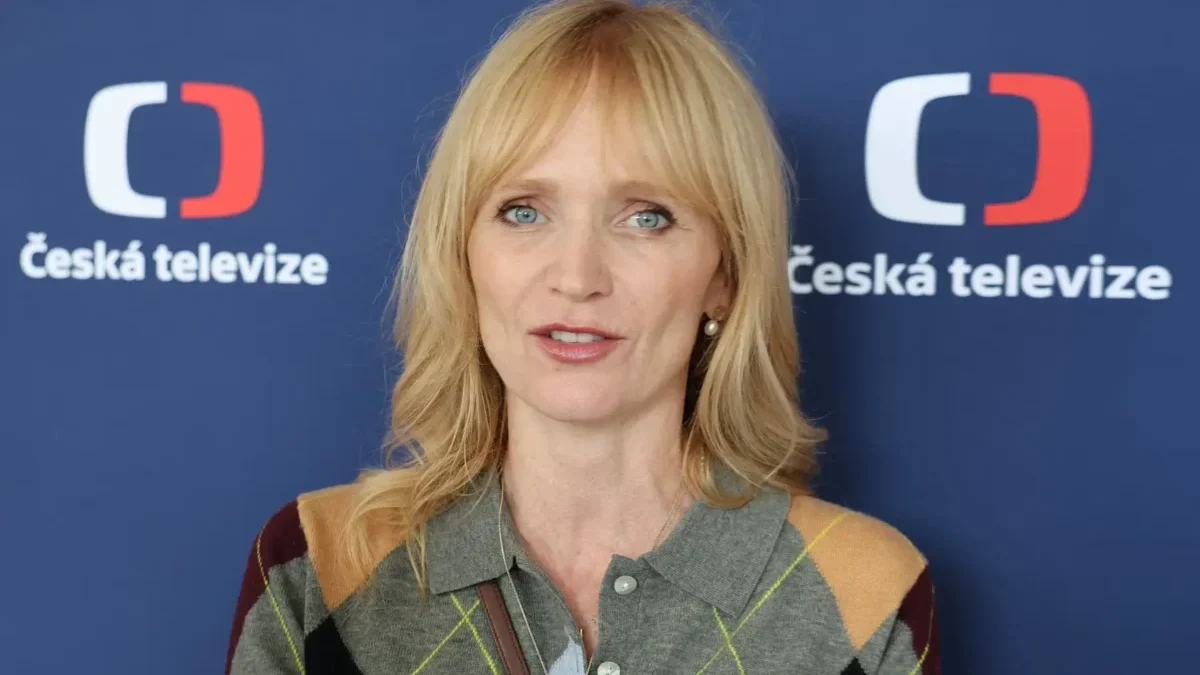 Žena ve světlých vlasech s ofinou