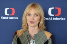 Žena ve světlých vlasech s ofinou