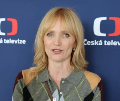 Žena ve světlých vlasech s ofinou