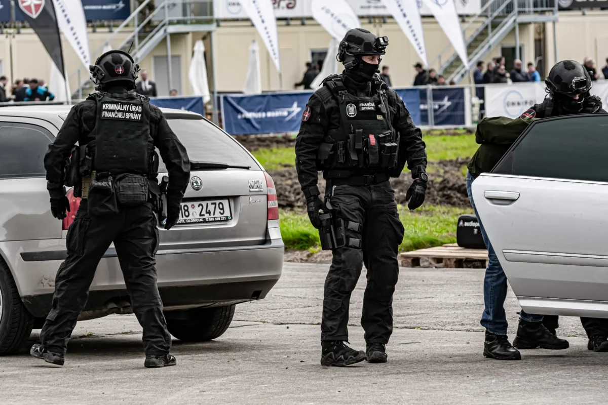 Policie v seriálu řešila řadu skutečných případů. Zdroj: Shutterstock | TVGURU.cz Policisté v černých uniformách u aut