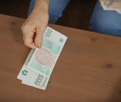 seniorka počítá české peníze