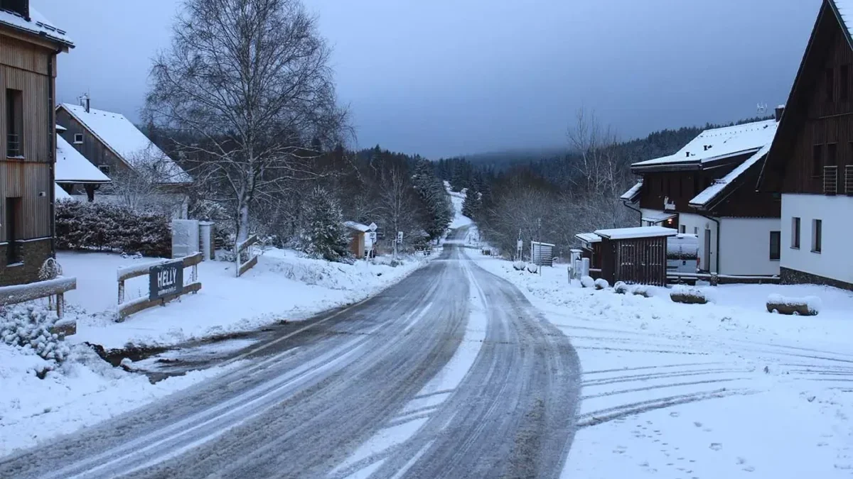 Zasněžená silnice ve vesnické oblasti v době stmívání