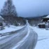 Zasněžená silnice ve vesnické oblasti v době stmívání