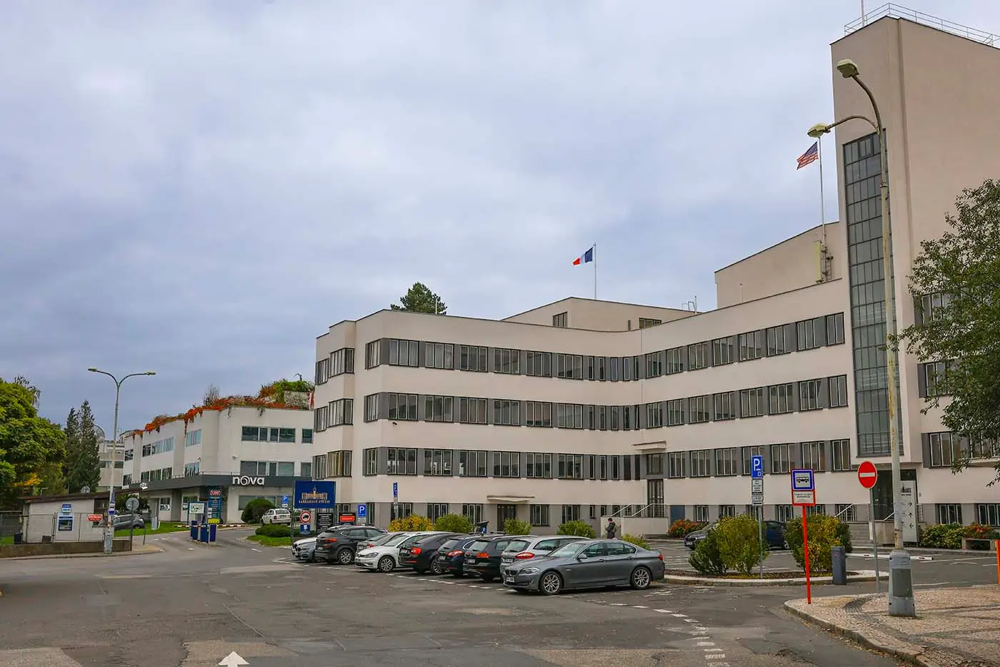 shutterstock_2723693555-2 | TVGURU.cz Budova velké soukromé české televize během pošmourného dne