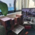 puštěná televize u okna vedle repráků