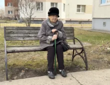 starší žena v klobouku na lavičce