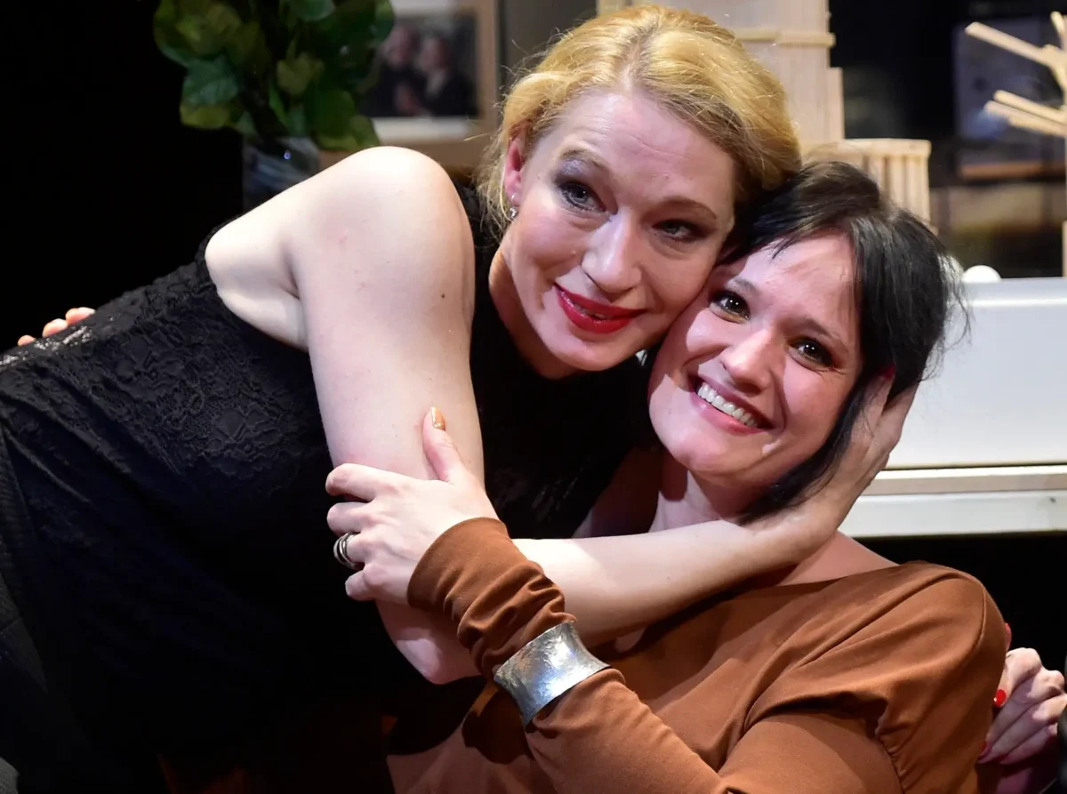 Sestru oběti si zahrála Bohdana Pavlíková. Zdroj: Profimedia | TVGURU.cz Dvě objímající se ženy