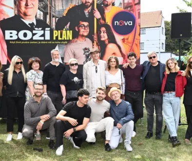 Herci u plakátu se seriálem