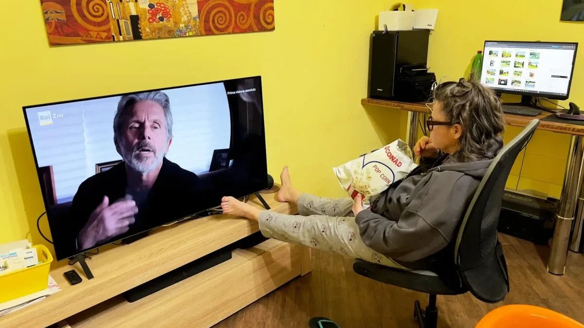 paní kouká na televizi