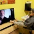paní kouká na televizi