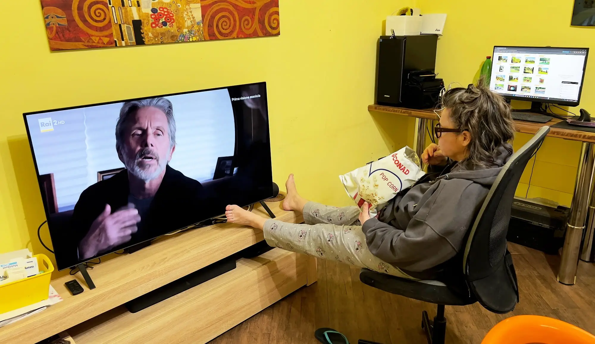 paní kouká na televizi