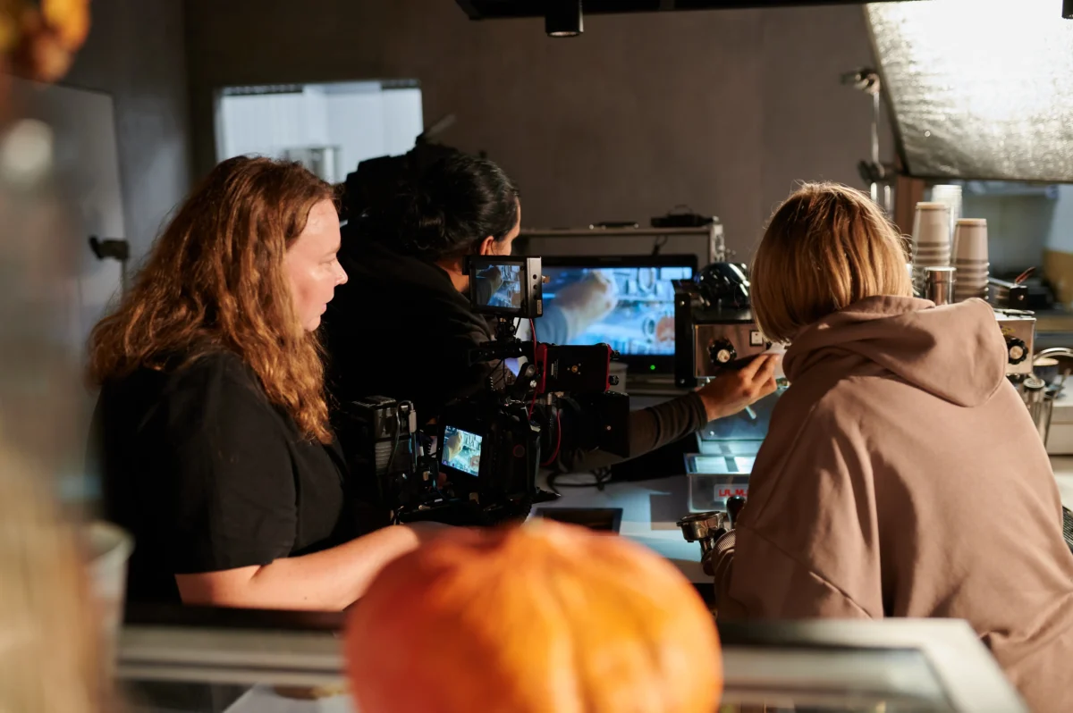 shutterstock_2617749983 1 | TVGURU.cz Behind-the-scenes of a film shoot with a camera rig, monitor, and crew watching a shot.