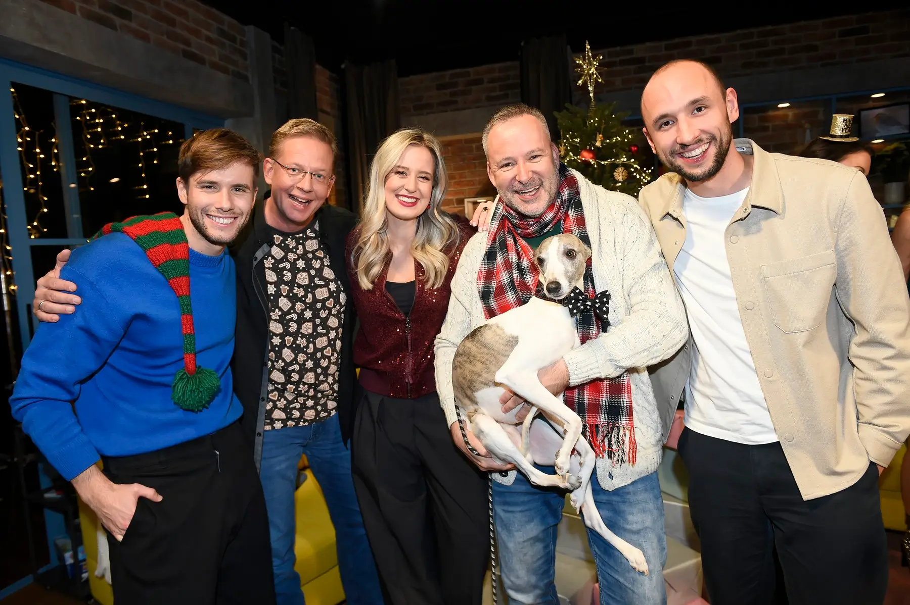 Tváře Snídaně s Novou při natáčení vánočního videoklipu
