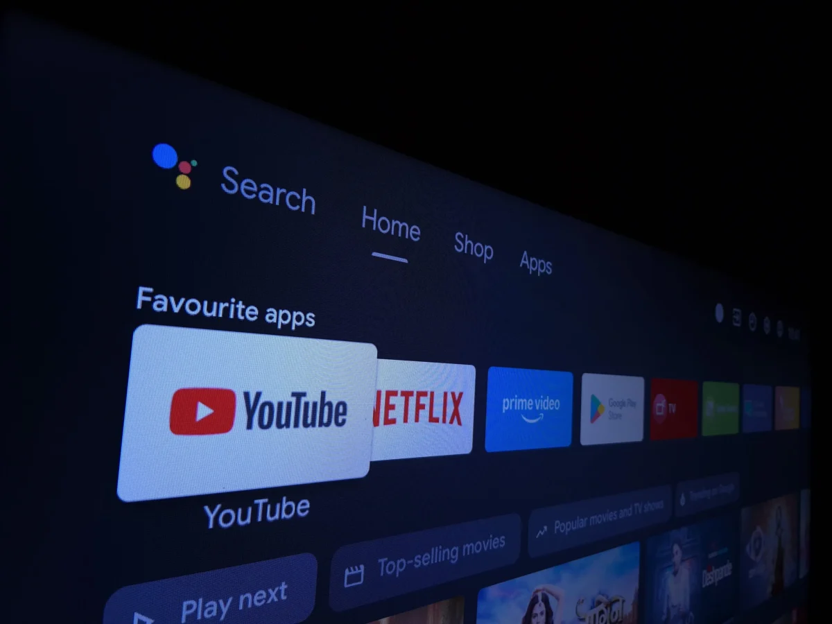 shutterstock_2730156891 2 1 | TVGURU.cz logo Youtube na televizní obrazovce