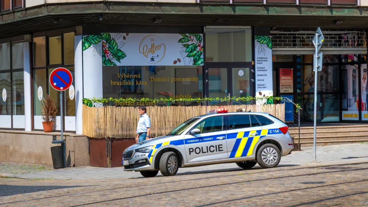 policejní auto na silnici