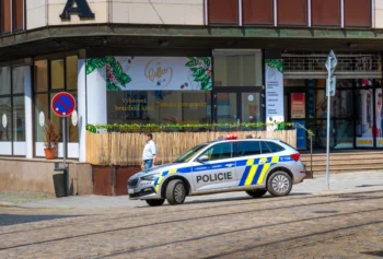 policejní auto na silnici