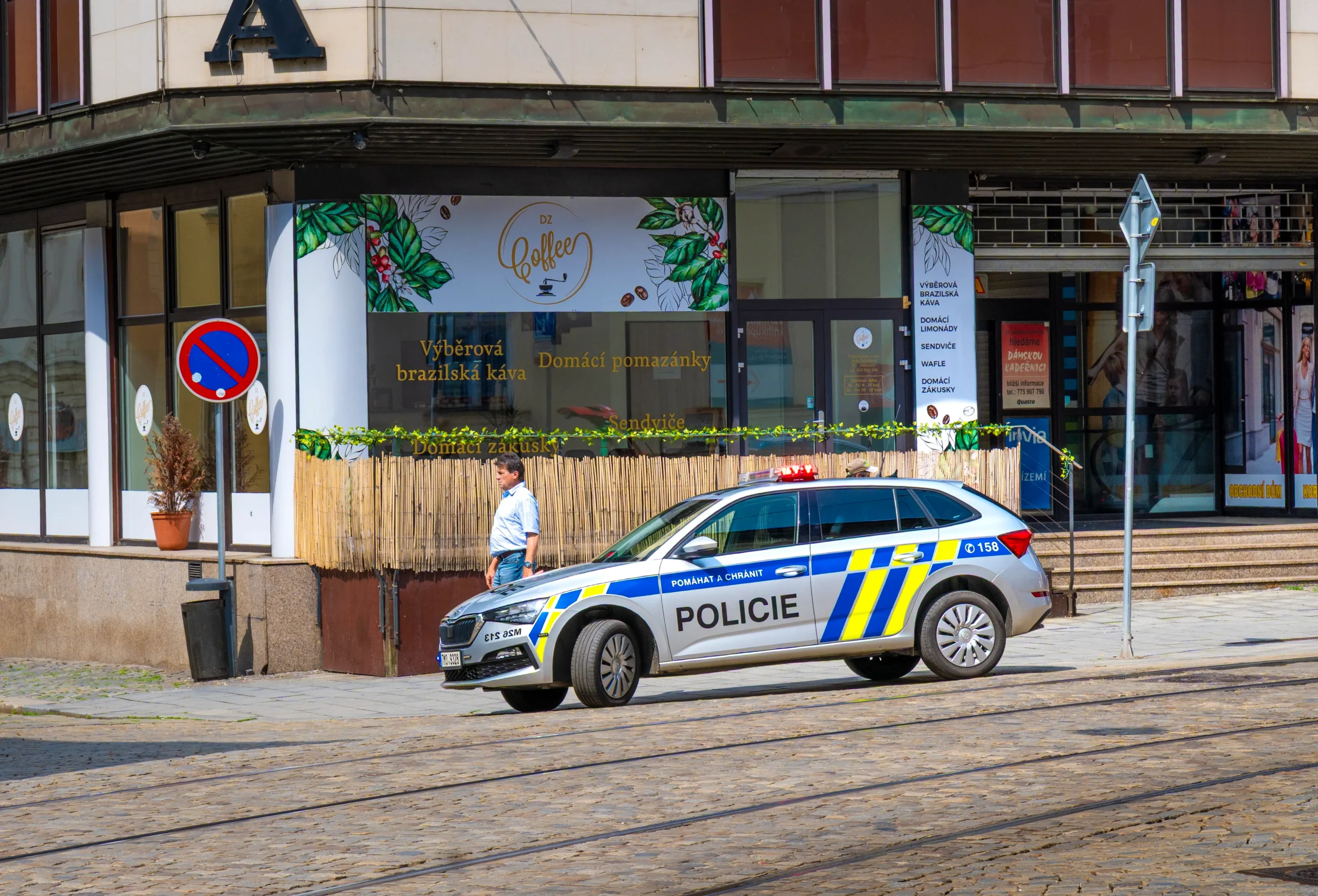policejní auto na silnici