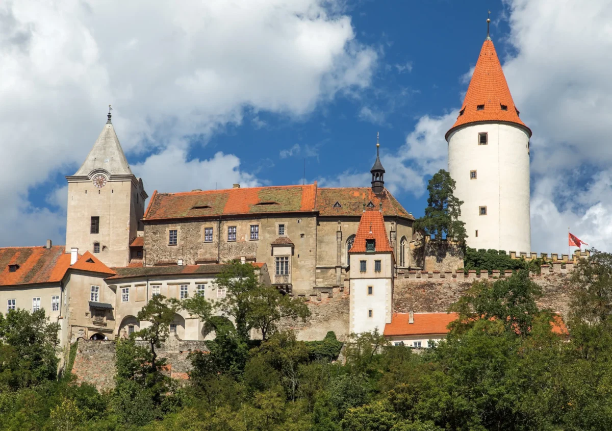 Kdo tento krát získá finanční výhru? Zdroj: Shutterstock | TVGURU.cz Hrad Křivoklát a okolní stromy