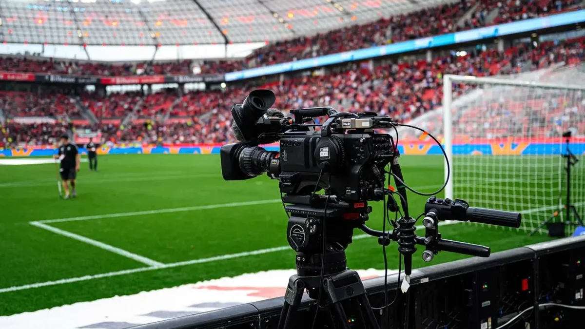 Kamera umístěná za brankou míří na fotbalové hřiště s hráči hrající fotbal