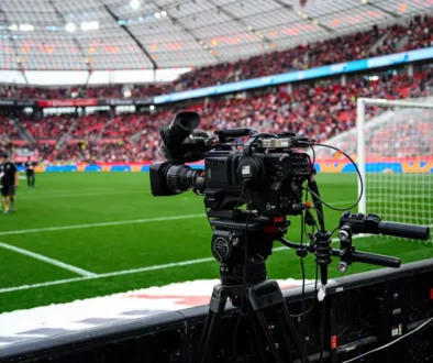 Kamera umístěná za brankou míří na fotbalové hřiště s hráči hrající fotbal