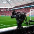 Kamera umístěná za brankou míří na fotbalové hřiště s hráči hrající fotbal