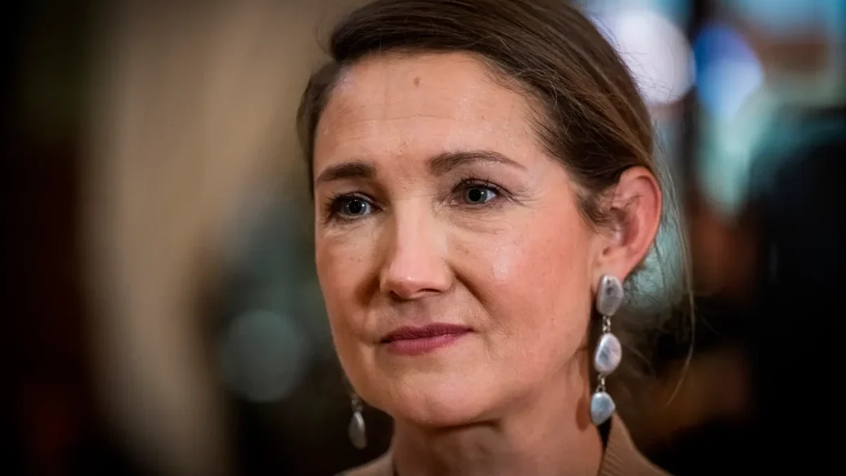 Gabriela Svárovská se tváří zamyšleně.