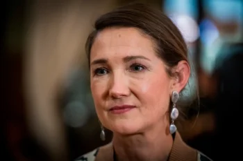 Gabriela Svárovská se tváří zamyšleně.
