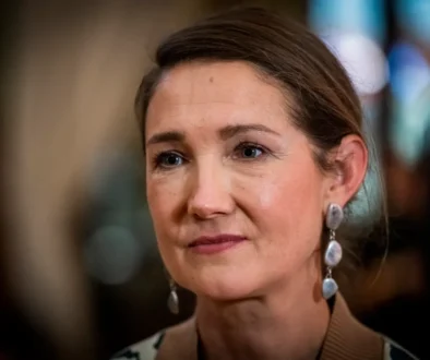 Gabriela Svárovská se tváří zamyšleně.