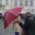 ženy s deštníkem ve větru