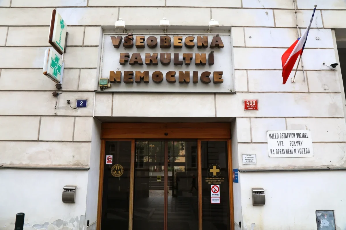 budova nemocnice s porodnicí