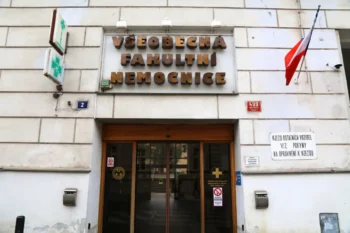 budova nemocnice s porodnicí