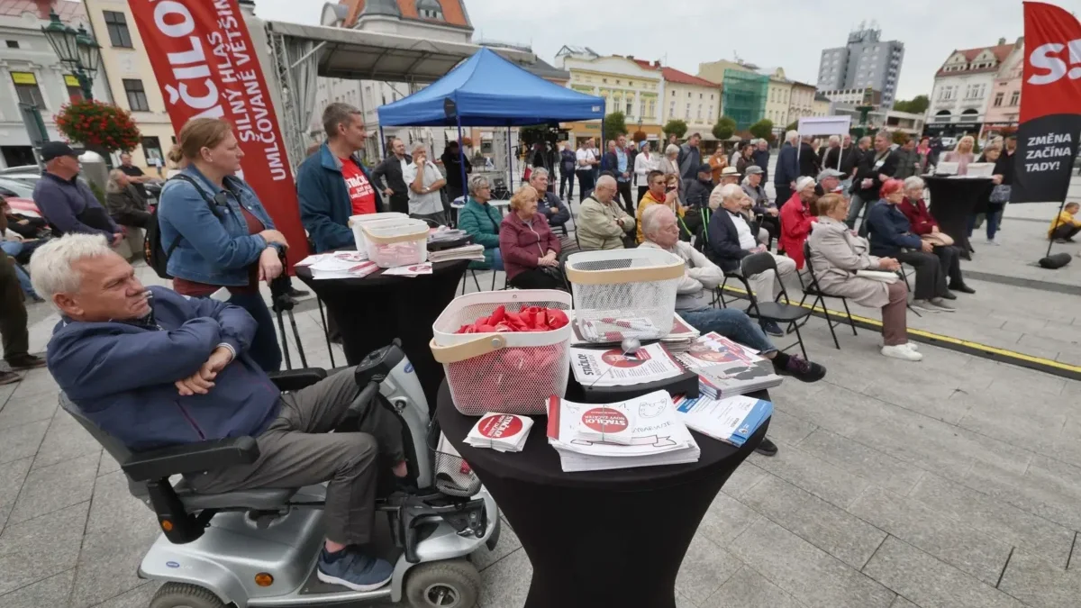 Lidé na politickém shromáždění