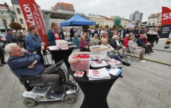 Lidé na politickém shromáždění