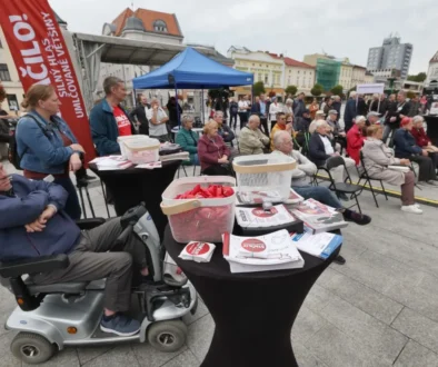 Lidé na politickém shromáždění