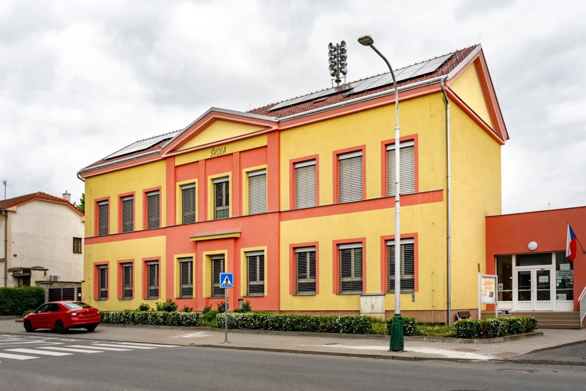 Státní rozpočet počítá s navýšením až 285 z nich. Zdroj: Shutterstock | TVGURU.cz Žlutá budova školy