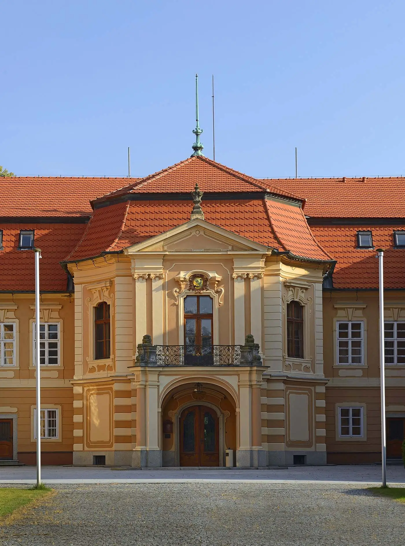 Sluncem osvícený zámek Štiřín nedaleko Prahy během jasné dne