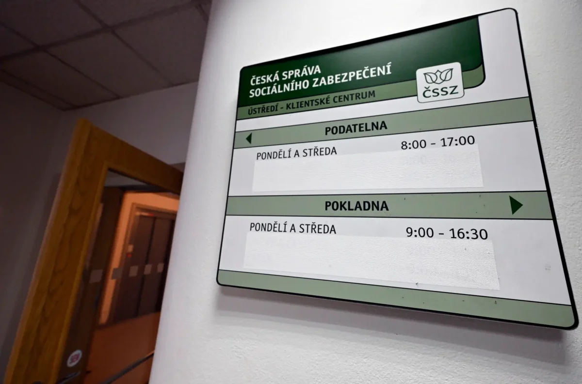 Důchodci už automaticky nedostávají dopis ohledně valorizace. Zdroj: Profimedia | TVGURU.cz Tabule České správy sociálního zabezpečení