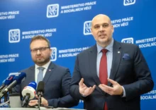 Dva muži v oblecích u moderátorského pultíku