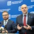 Dva muži v oblecích u moderátorského pultíku